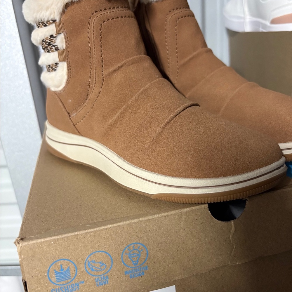 Clarks Womens Breeze Cozy Tan Winter & Snow Boots Size 7.5 M